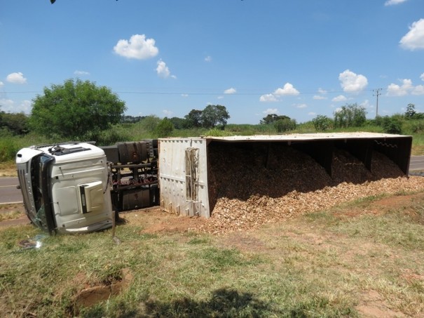 Motorista perde o controle da dire��o e caminh�o com cascas de eucalipto tomba na Rodovia da Integra��o