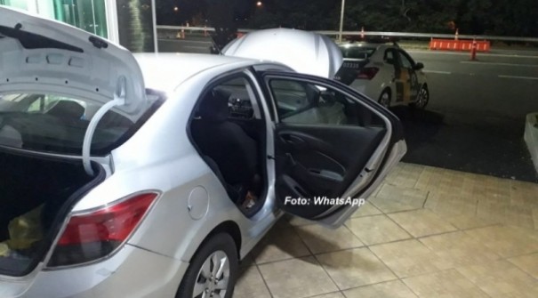 Carros n�o obedecem ordem de parada em Adamantina e s�o interceptados em Mar�lia e Bauru com drogas
