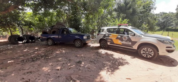 Polcia Rodoviria apreende carga de pneus de caminho oriundos do Paraguai