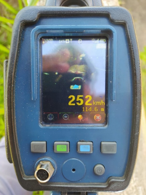 Moto � flagrada a 252 km/h na Rodovia Assis Chateaubriand, em Martin�polis