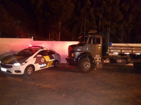 Após denúncia e buscas pela SP-425, Polícia Rodoviária recupera caminhão furtado minutos antes em posto de combustíveis