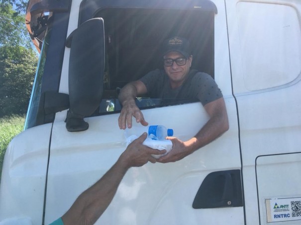 A��o solid�ria doa kits de comida a caminhoneiros que t�m dificuldade de se alimentar devido � pandemia de coronav�rus