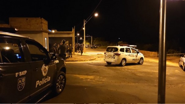Agente Penitenci�rio mata esposa e negocia��o dura mais de 3 horas, em Martin�polis