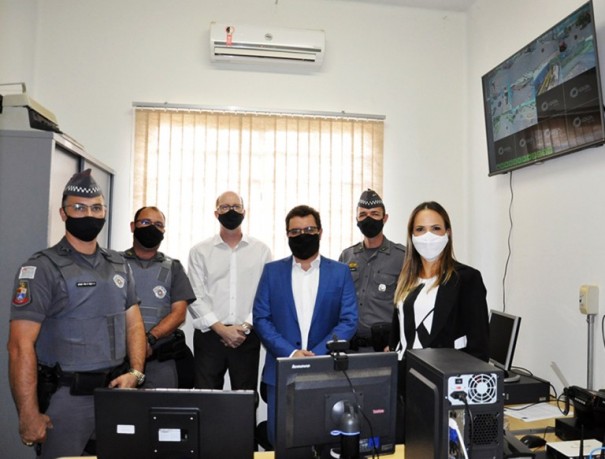 Ju�za e promotor conhecem o sistema de monitoramento rec�m-implantado em Fl�rida Paulista