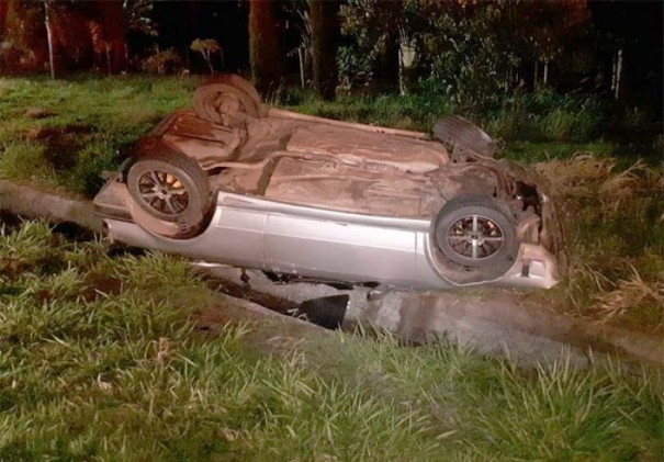 Passageiro � conduzido para atendimento m�dico ap�s acidente na SP-294