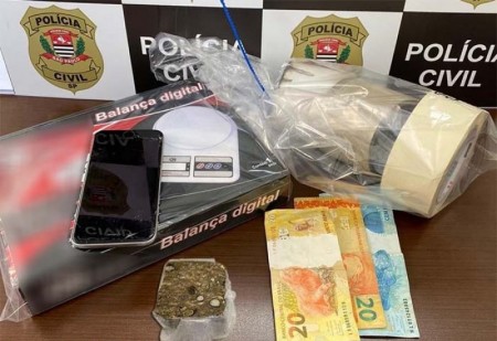 Polícia Civil de Tupã prende indivíduo e apreende maconha, dinheiro e apetrechos de embalar droga