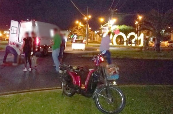 Acidente envolve carro e bicicleta el�trica na rotat�ria de Bastos