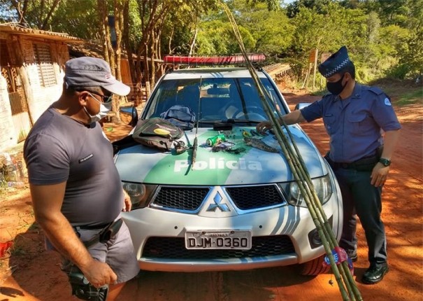 Pol�cia Ambiental multa pescador por pesca proibida no Rio do Peixe, em Parapu�