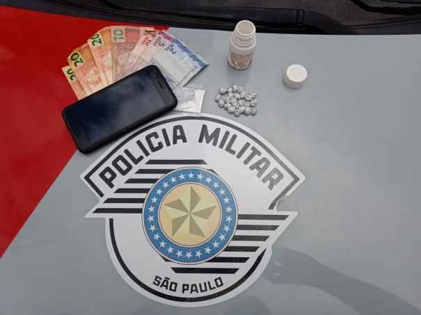 Mulher � presa por tr�fico de drogas na Vila Esperan�a, em OC