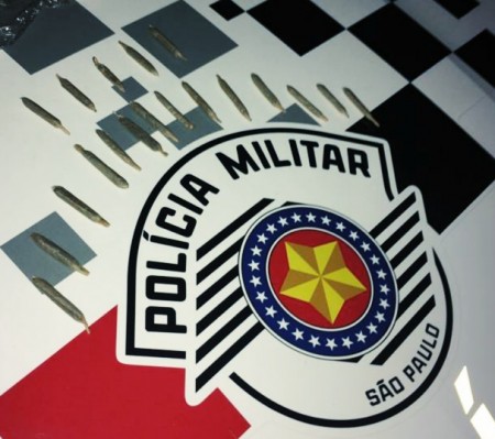 Policiais militares de Osvaldo Cruz prendem homem por tráfico de drogas, em Parapuã