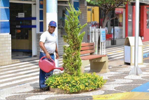 Com mais de 30 anos no servio pblico, servidor deixa rea comercial diariamente limpa e cuida de plantas e ornamentos localizados na Avenida Brasil