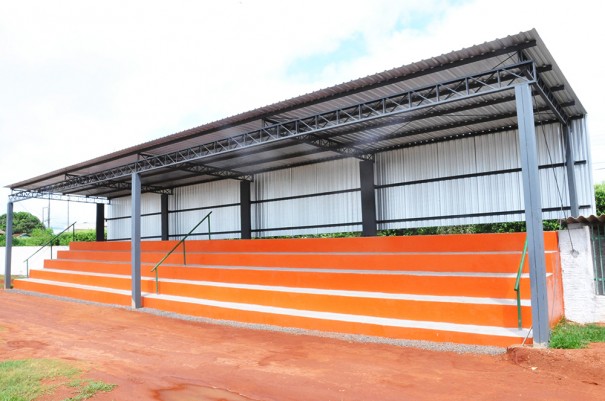 Conclu�da as obras de constru��o da cobertura da arquibancada do Est�dio Municipal em Salmour�o