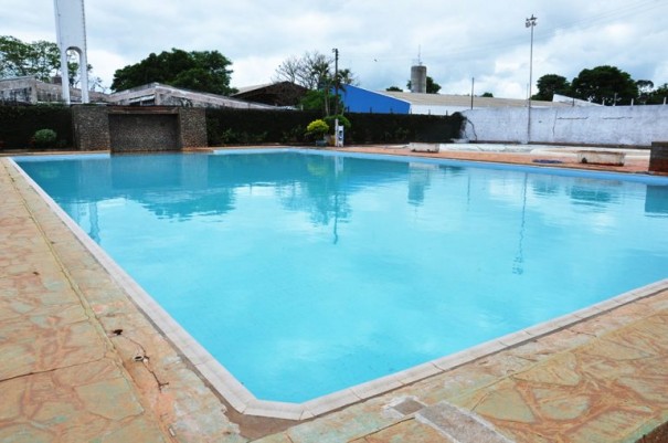 Restaura��o da piscina e reforma no Centro de Lazer em fase final em Salmour�o