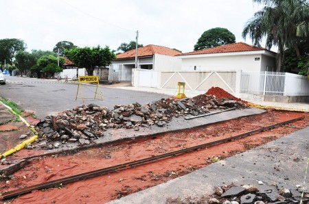 Prefeitura de Salmourão faz adequação de canaletas para escoamento das águas pluviais