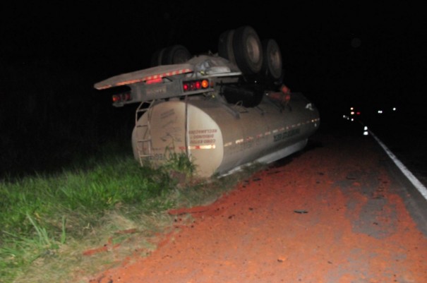 Carreta carregada com �leo vegetal tomba na SP-425, em Rin�polis 