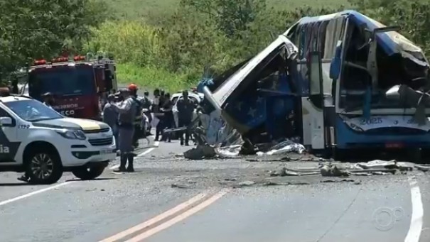 Acidente entre caminh�o e �nibus deixa dezenas de mortos em rodovia de SP