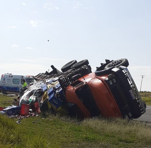 Motorista fica ferido aps tombar caminho na SP-294