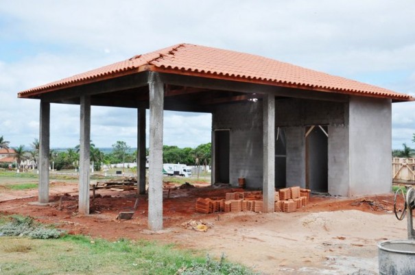 Prosseguem a todo o vapor as obras de constru��o da Academia da Sa�de em Salmour�o