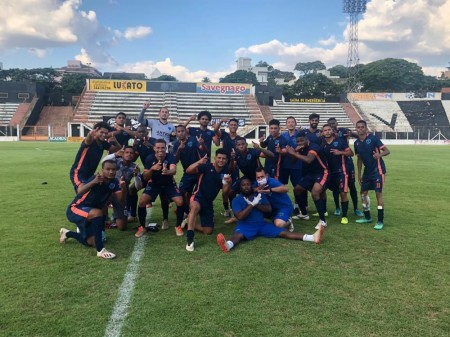 Osvaldo Cruz marca nos acréscimos, elimina o Independente e garante vaga nas quartas de final