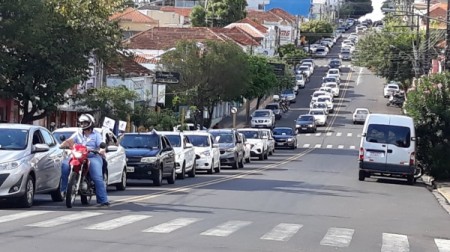 Carreata ForaDória percorre ruas de Adamantina contra medidas que oneram servidores públicos