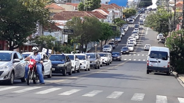 Carreata ForaDria percorre ruas de Adamantina contra medidas que oneram servidores pblicos
