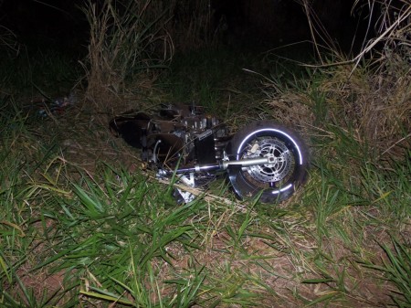 Jovem de Parapuã cai em ribanceira após perder o controle de motocicleta na Vicinal Luiz Rovina