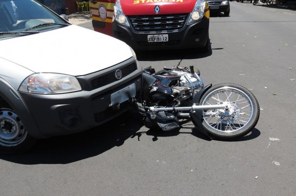 Coliso deixa motociclista ferido em cruzamento na Vila Barros, em Dracena