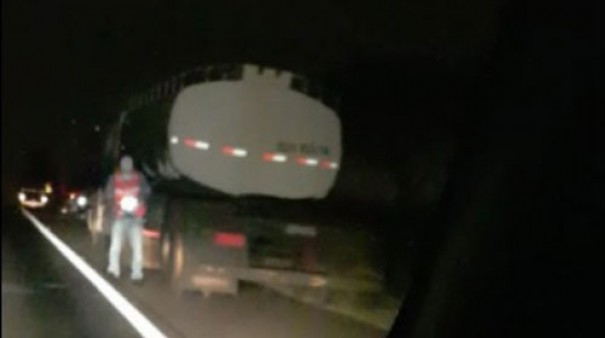 Acidente entre carro e caminh�o deixa uma v�tima leve na Man�lio Gobbi