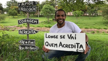 Frentista produz e instala placas motivacionais no Parque Caldeira em Adamantina