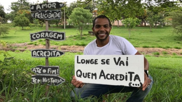 Frentista produz e instala placas motivacionais no Parque Caldeira em Adamantina
