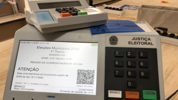 Em Adamantina, urnas eletrnicas recebem carga de dados e lacres e esto prontas para votao