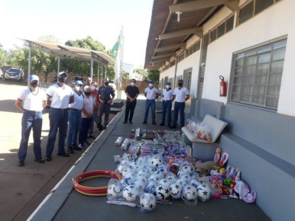 Escola de Forma��o de Soldados de Junqueir�polis entrega brinquedos para Par�quia, que ser�o doados a crian�as
