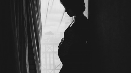 Homem que provocou aborto sem consentimento da companheira é denunciado pelo Ministério Público