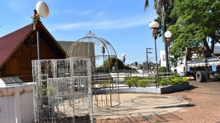 Enfeites de Natal começam a ser instalados em locais públicos de Adamantina