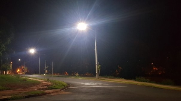 Lagoa Seca e Rua Turquesa em Adamantina recebem ilumina��o