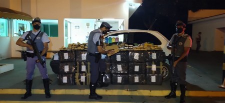 Após abordagem na SP-270, Polícia Rodoviária apreende mais de 400 kg de maconha em Presidente Epitácio