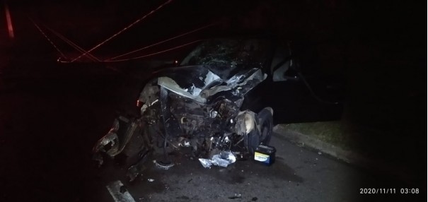 Colis�o entre carro e poste de ilumina��o � registrada na Avenida Juscelino Kubitschek em Presidente Prudente