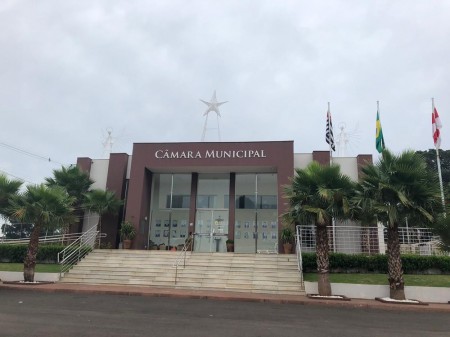 Homem morre ao cair de altura de cerca de 8 metros durante instalação de enfeites de Natal na Câmara de Regente Feijó