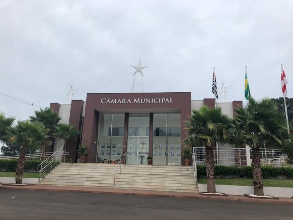 Homem morre ao cair de altura de cerca de 8 metros durante instala��o de enfeites de Natal na C�mara de Regente Feij�