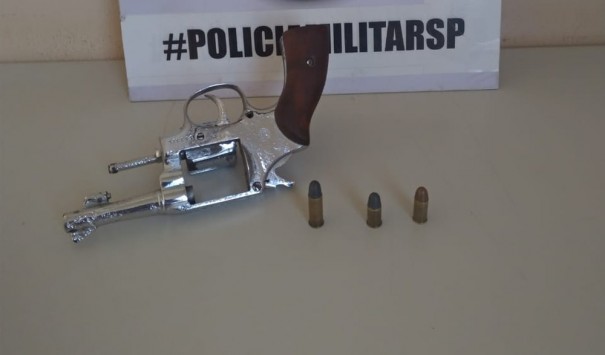 Ap�s fiscaliza��o em ve�culo, PM apreende arma de fogo e muni��es escondidas em caixa de som