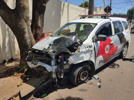 Viatura da PM se envolve em acidente de trânsito na Avenida Juscelino Kubitschek, em Presidente Prudente