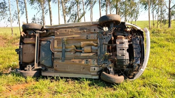 Carro capota e motorista � levado � delegacia por embriaguez ao volante