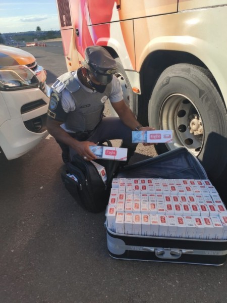 Polícia Rodoviária localiza mais de mil maços de cigarros contrabandeados em mala