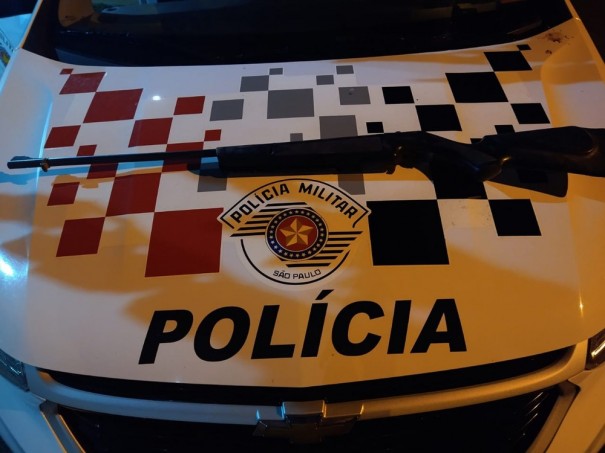 Pol�cia Militar flagra homem dormindo com espingarda ao lado de colch�o na zona rural de Fl�rida Paulista