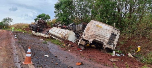 Caminho carregado com cerca de 35 mil litros de leo diesel bate em barranco e tomba em rodovia