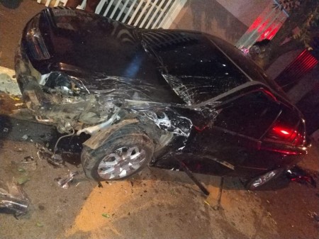 Motorista perde controle da direção, bate com o carro em veículo estacionado e atinge pedestre na calçada
