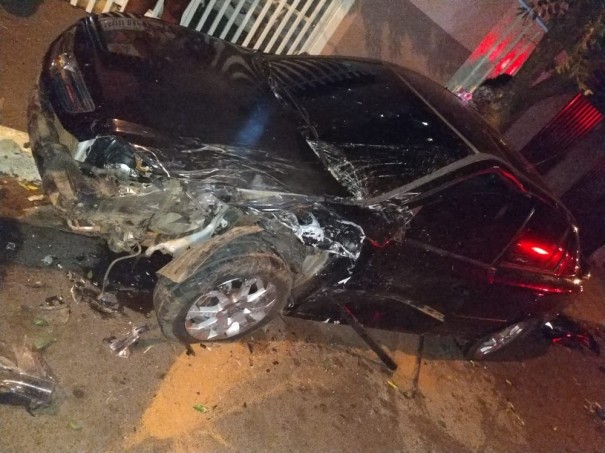 Motorista perde controle da dire��o, bate com o carro em ve�culo estacionado e atinge pedestre na cal�ada