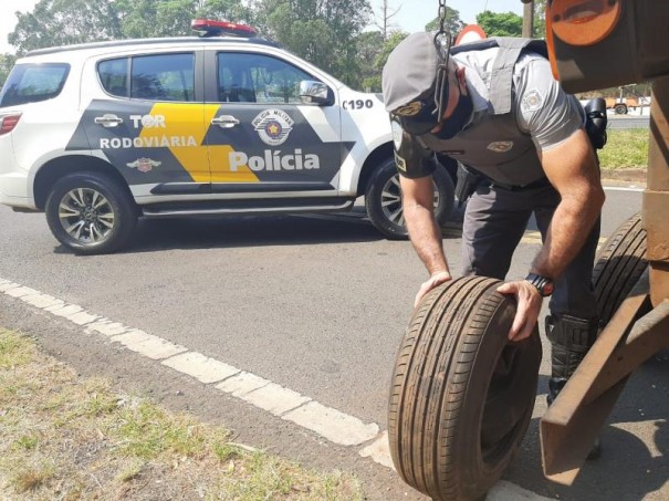 Pol�cia Rodovi�ria apreende pneus escondidos em semirreboque