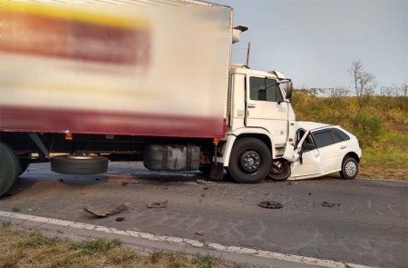 Acidente envolvendo dois carros, um placas de Bastos, e um caminhão resulta em duas mortes na Rodovia Brigadeiro Eduardo Gomes