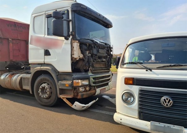 Coliso envolvendo carreta e Kombi fere motorista na SP-294 em Tup